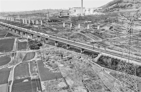 25日,由山东铁投鲁南高铁公司投资、中交路建承建的济枣铁路220kV枣墨线迁改工程圆满竣工并成功送电。